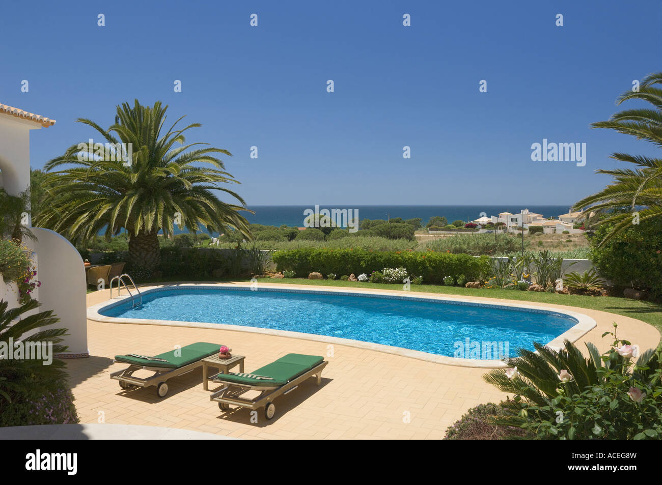 Portugal, Algarve, Villa Swimmingpool und Blick auf das Meer, in der Nähe von Albufeira Stockfoto