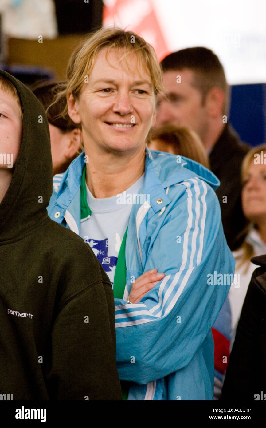 Irland, Frau am Outdoor-Livemusik Konzert verschränkten Armen Stockfoto