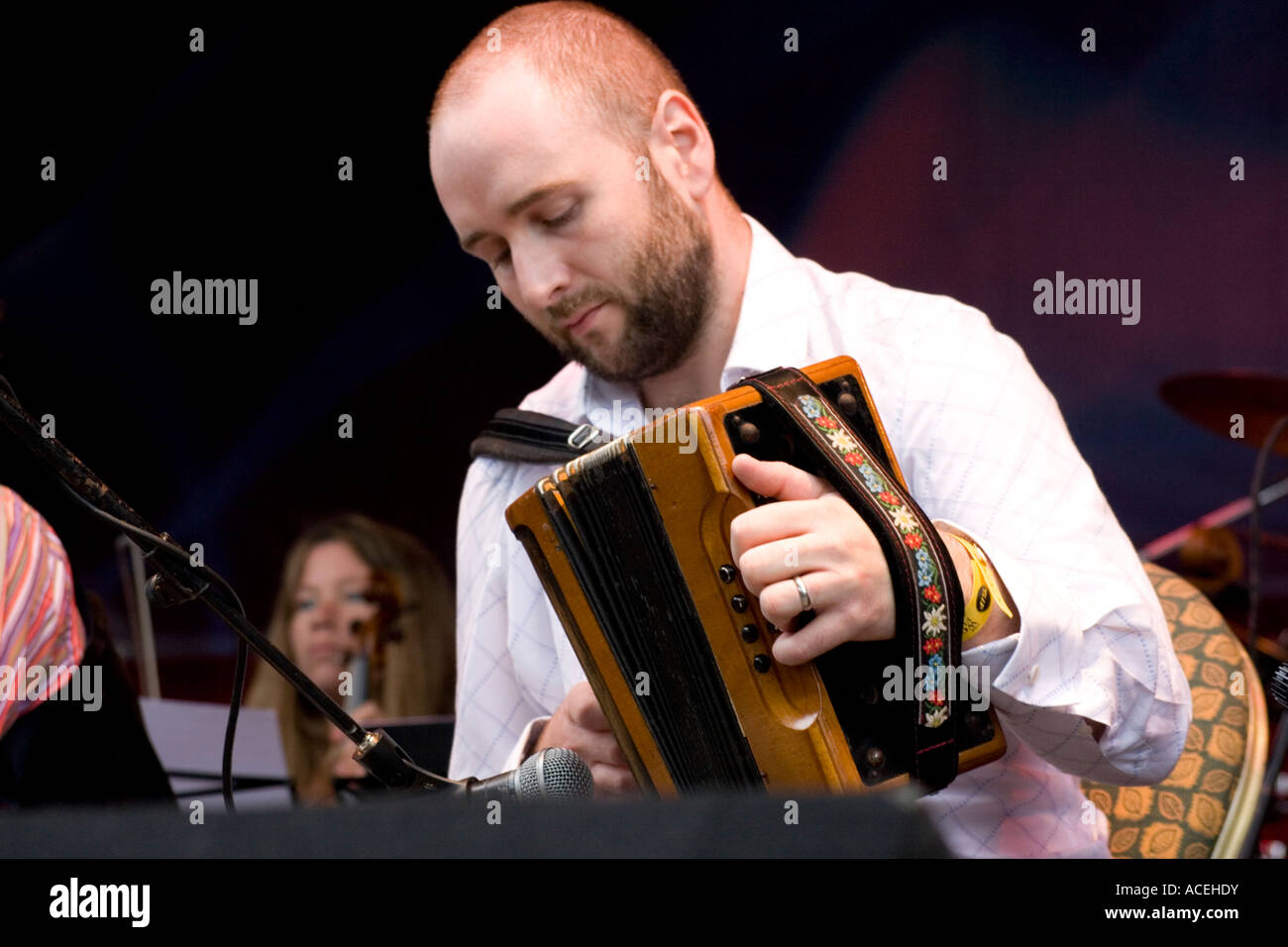 Derek Hickey irische traditionelle Musiker und Akkordeon-Spieler live auf der Bühne Stockfoto
