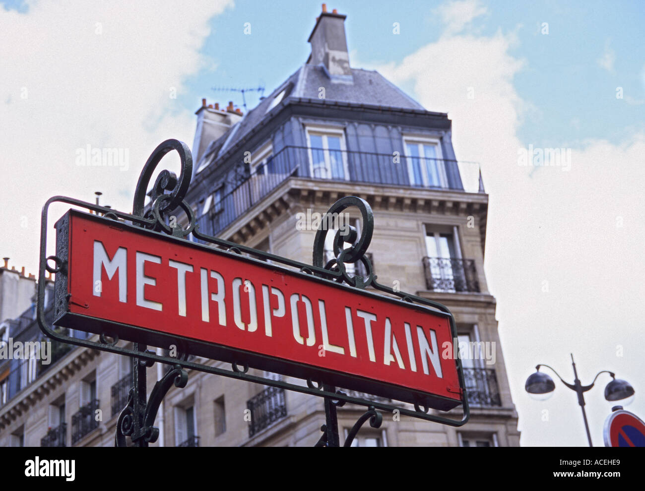 Paris Metro Zeichen mit Appartements im Hintergrund Stockfoto