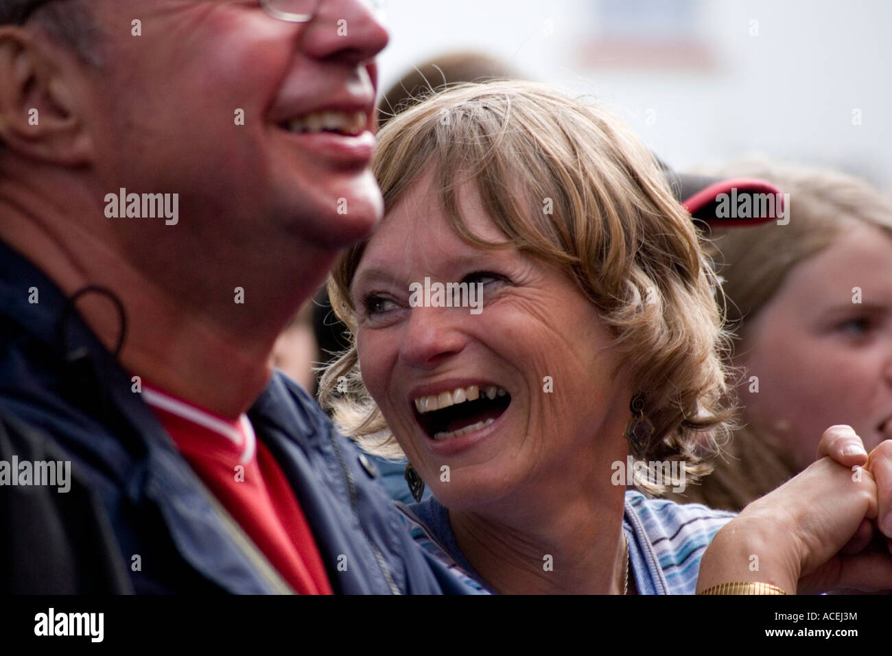 Frau und Mann Lächeln und lachen bei einem Outdoor-Musik-Festival, Irland Stockfoto