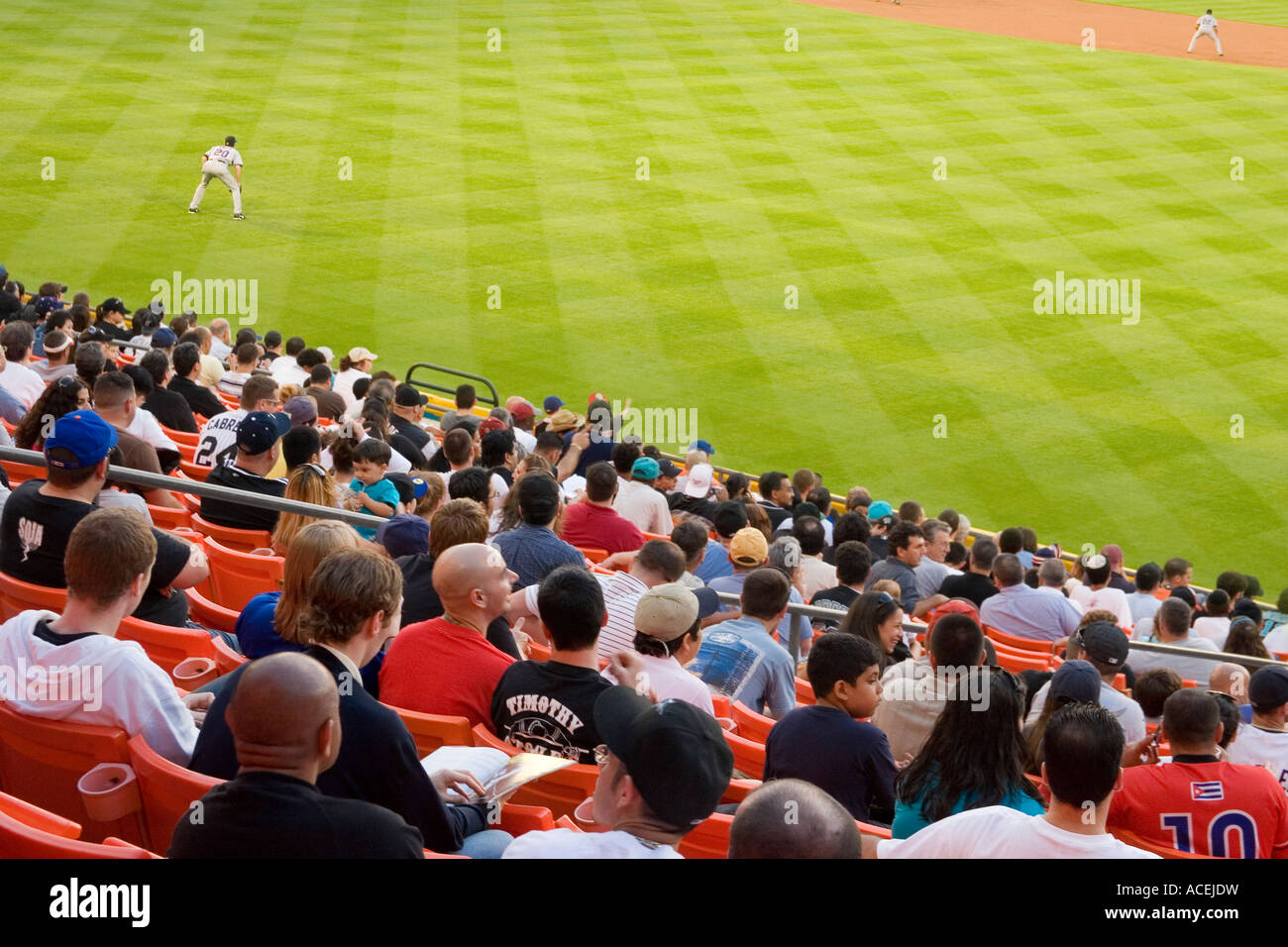 Fans im sitzen steht Outfield eines Stadions gerade ein professionelles Baseball-Spiel mit zwei Spielern auf dem Feld sichtbar Stockfoto