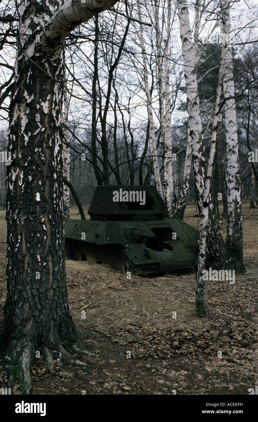Die Überreste eines sowjetischen t-34-Panzers in der ehemaligen britischen Munitionsdepot, Ruhleben, Berlin, Deutschland. Stockfoto