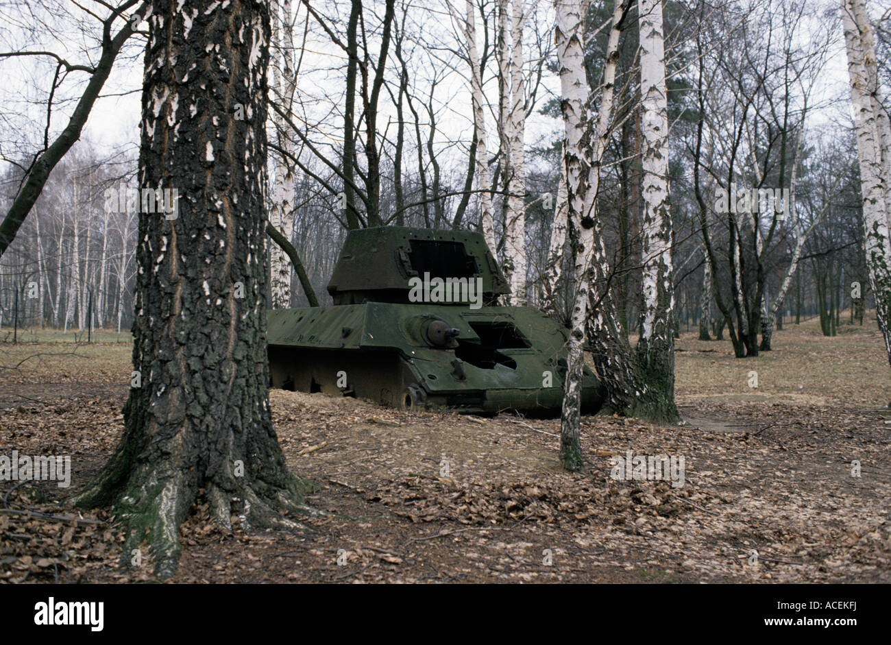 Die Überreste eines sowjetischen t-34-Panzers in der ehemaligen britischen Munitionsdepot, Ruhleben, Berlin, Deutschland. Stockfoto
