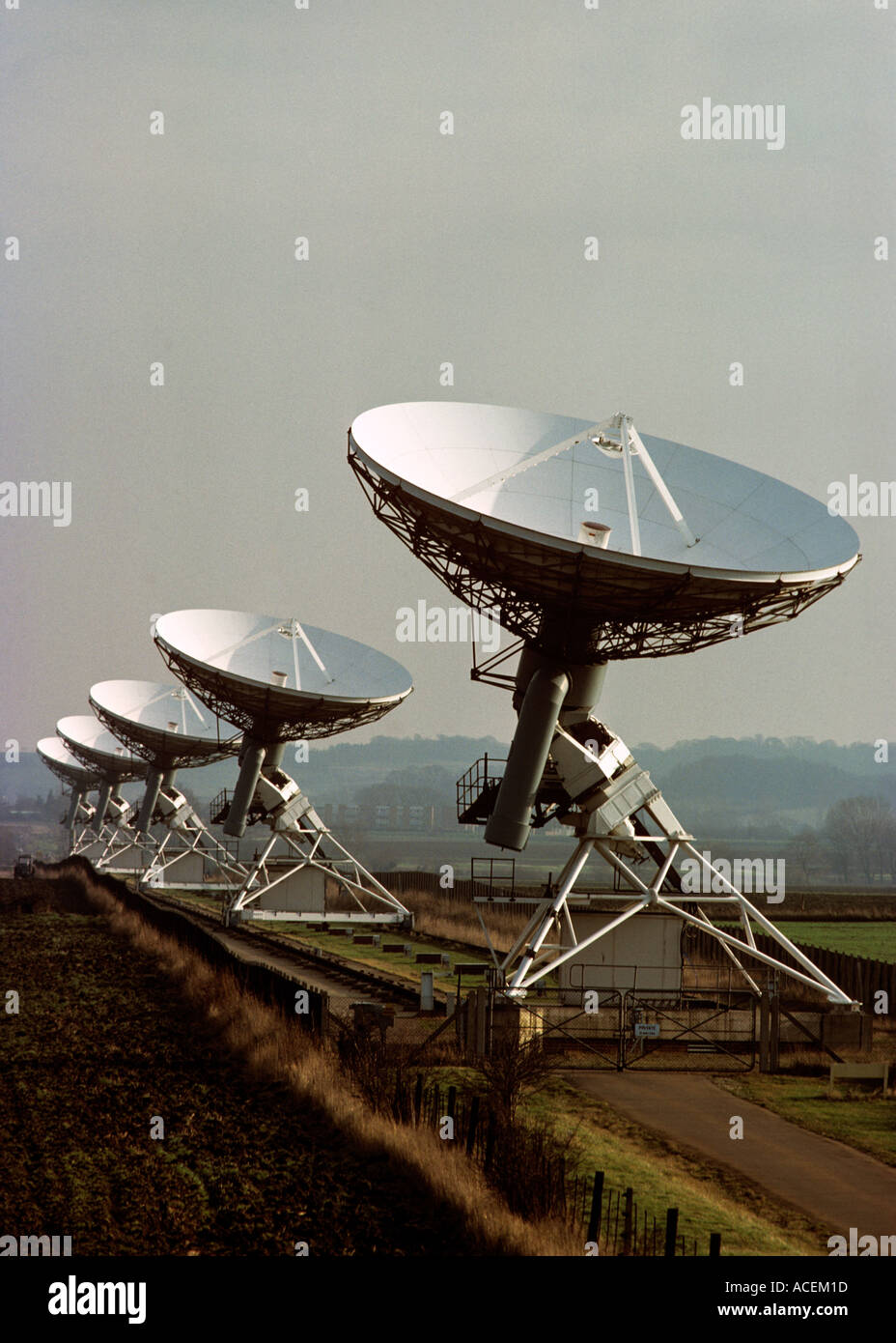 Array von Radioteleskopen verbunden durch Schiene und Computer zu einem großen Gerät draußen Cambridge erstellen Stockfoto
