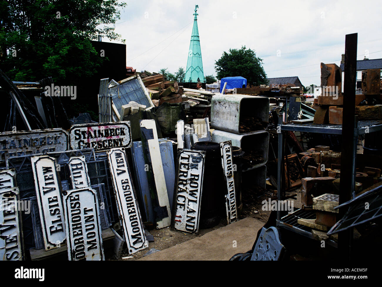 Reklamation-Spezialist mit riesige Sammlung von Artikeln, die resued vor dem Abriss Projekte S of Cambridge Stockfoto