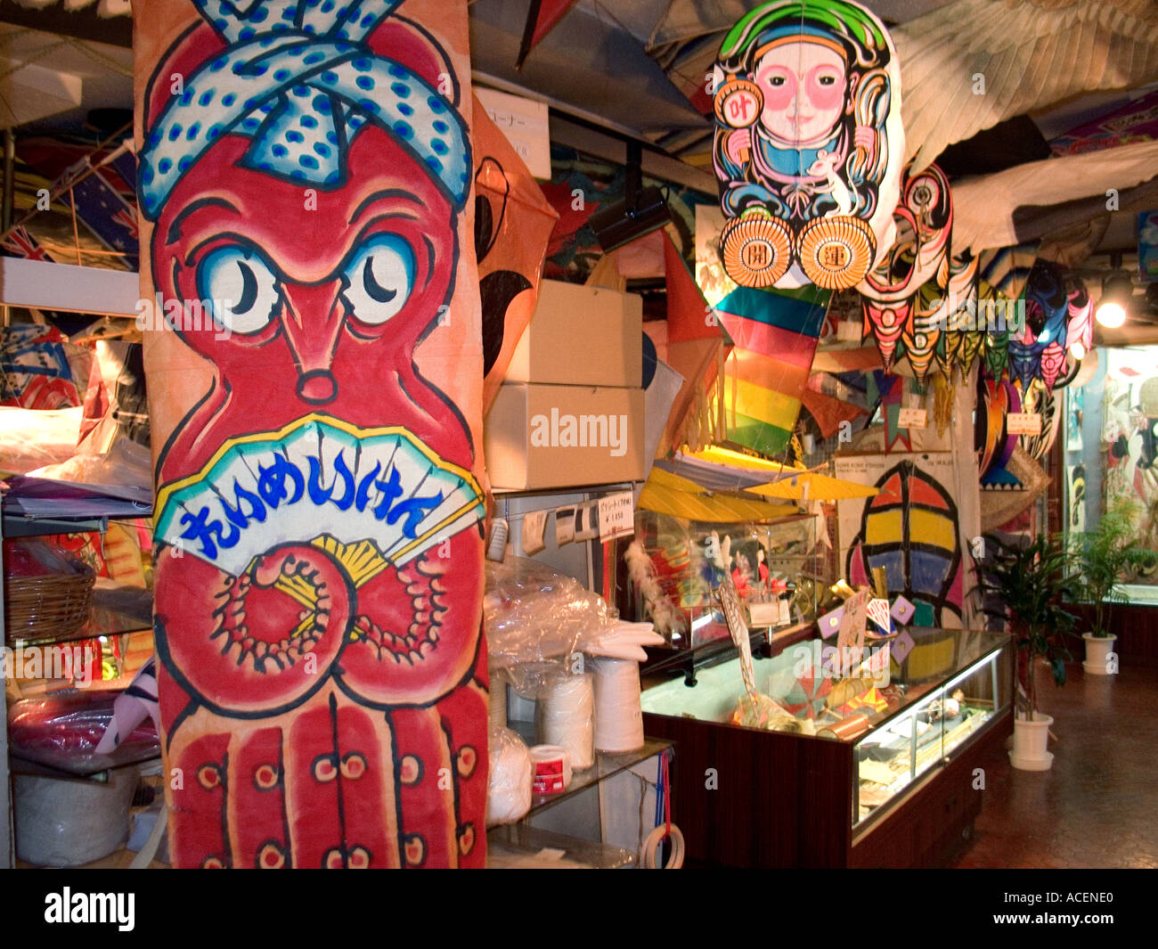 Farbenprächtiges Kunstpapier und Bambusdrachen jeder Größe und Form füllen das Tokyo Kite Museum in Japan. Stockfoto