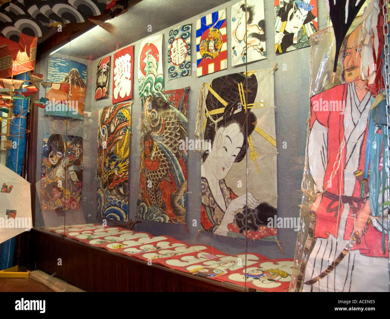 Farbenprächtiges Kunstpapier und Bambusdrachen jeder Größe und Form füllen das Tokyo Kite Museum in Japan. Stockfoto