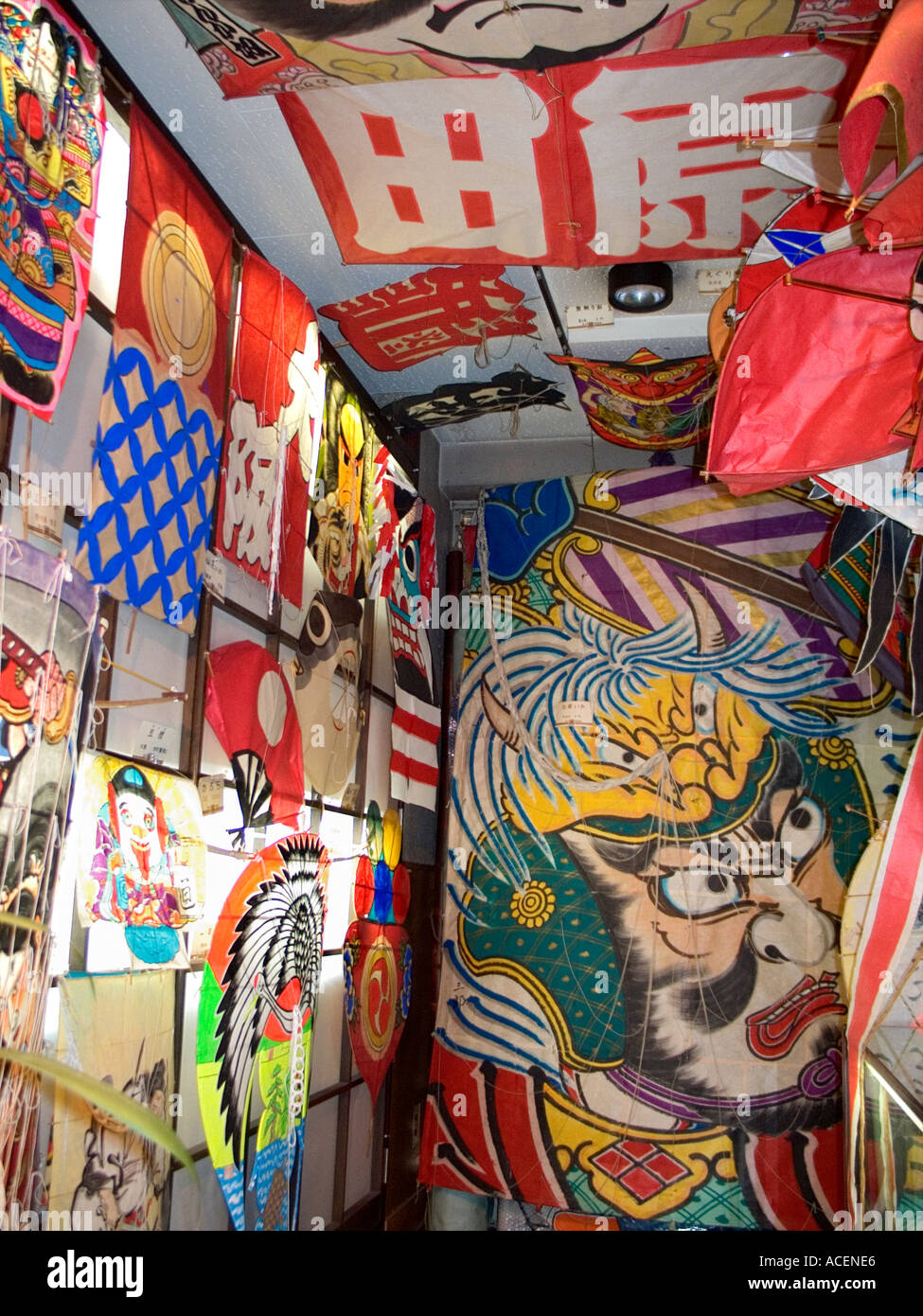 Farbenprächtiges Kunstpapier und Bambusdrachen jeder Größe und Form füllen das Tokyo Kite Museum in Japan. Stockfoto