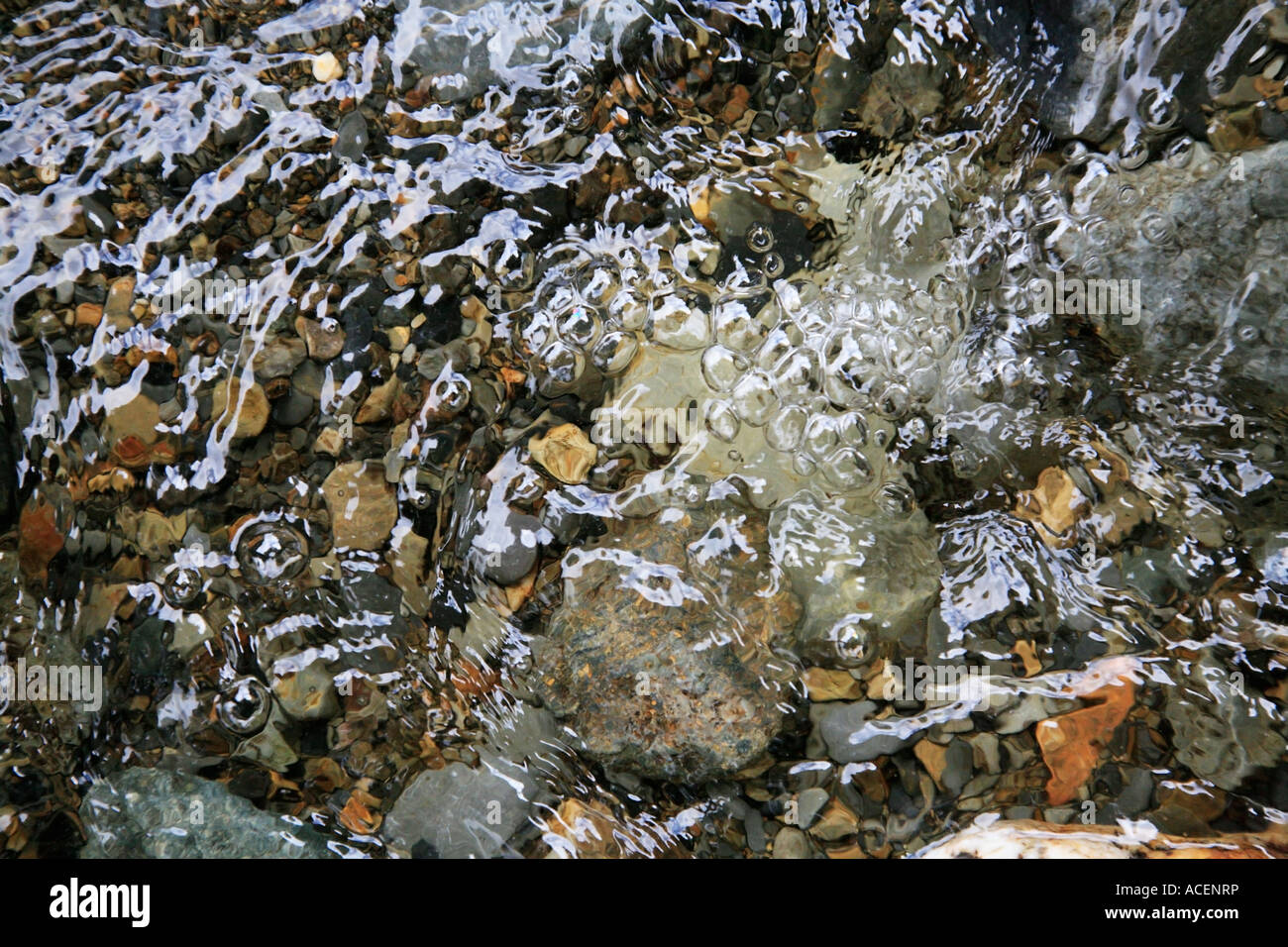 Die turbulenten Gewässern der Afon Mawddach wo es durch die Afon Gamlan im Snowdonia National Park verbunden ist Stockfoto