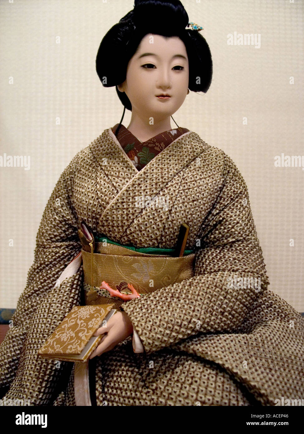 Antike Puppe von einem Geisha-Mädchen tragen Kimono zeigt erstaunlich lebensechte Details Stockfoto