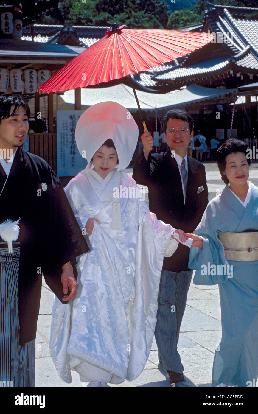 Braut und Bräutigam tragen traditionelle Kimono Wandern im Hochzeitszug am Schrein Stockfoto