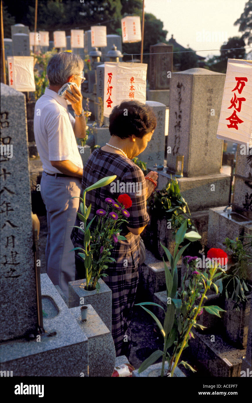 Menschen beten am Grab von einem Vorfahren während der Sommermonate Obon in Kyoto Stockfoto