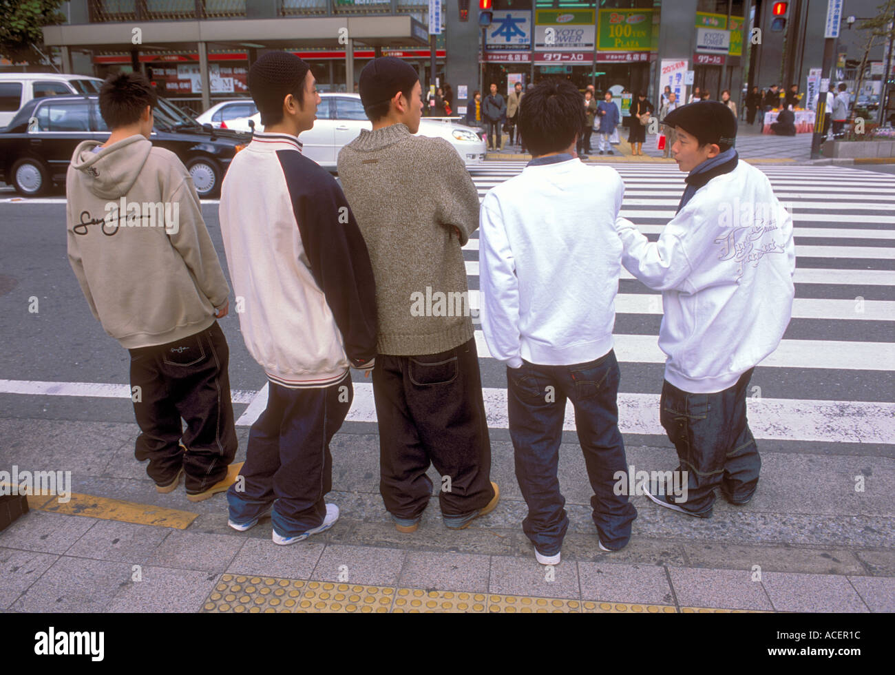 Gruppe von Kyoto Hip-Hop-Jungs stehen auf der Straße tragen übergroße sackartige Kleidung versuchen, cool zu sein Stockfoto