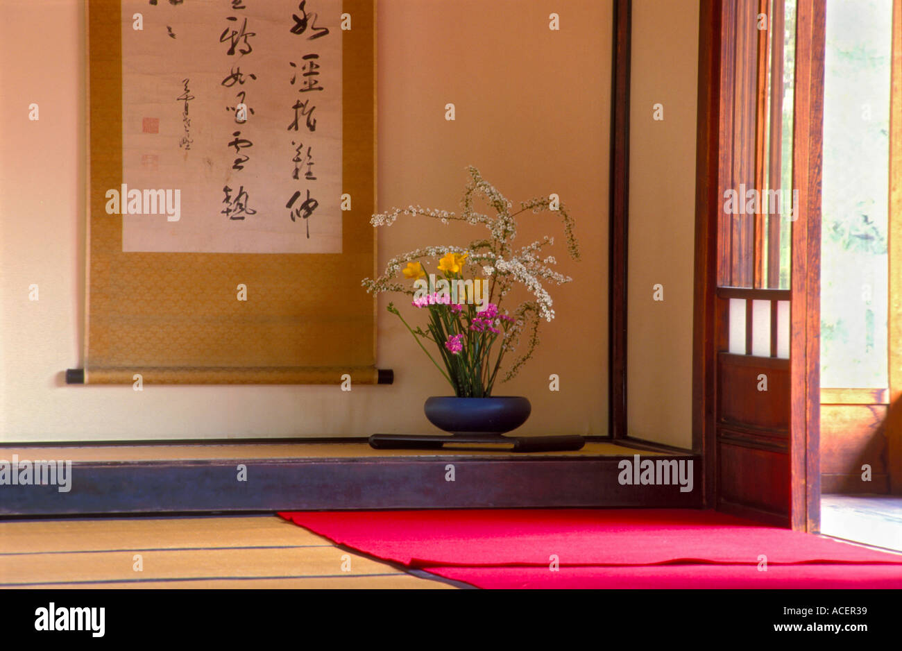 Hängenden Blättern und Blumen Arrangement in einer Wohn Tokonoma Nische angezeigt werden Stockfoto