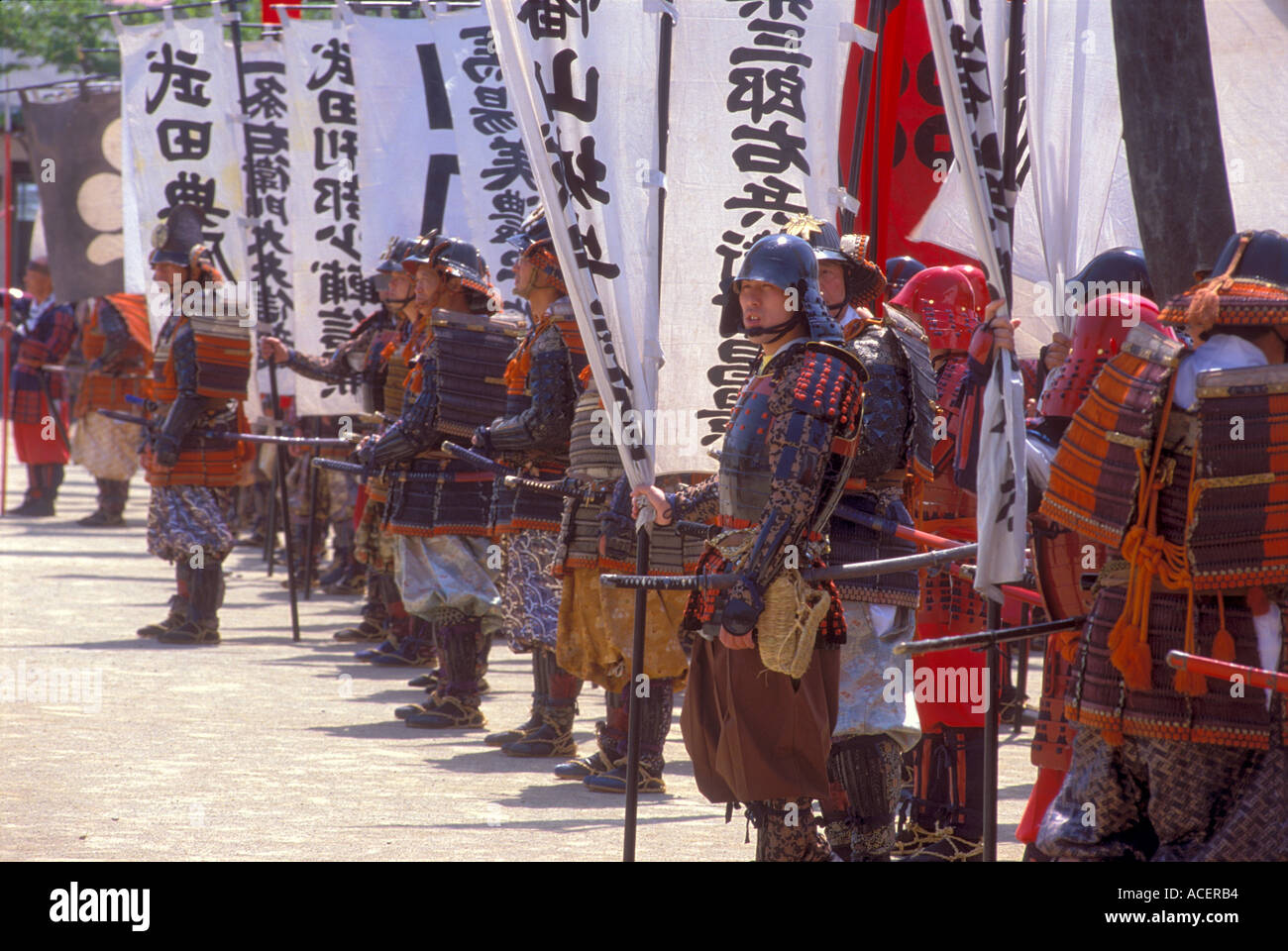 Gruppe von Samurai-Krieger in voller Montur stehen bereit für den Kampf mit Clan Banner Stockfoto