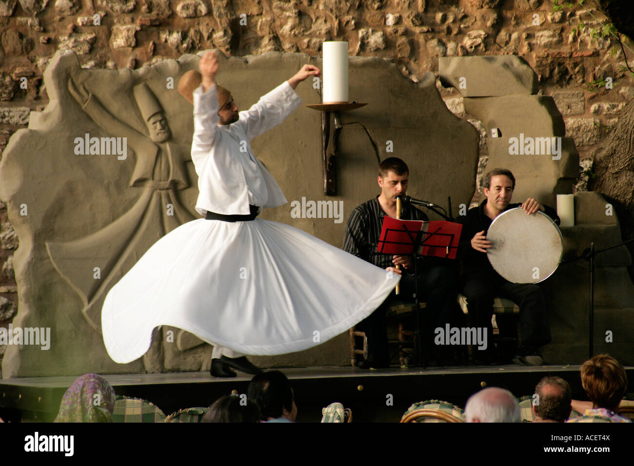 Tanzender Derwisch in einem Café in Istanbul Türkei Stockfoto