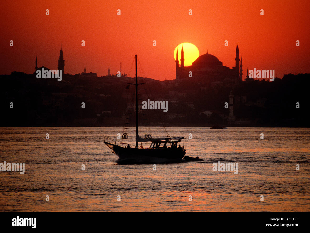 Istanbul Türkei Sonnenuntergang über Aya Sofya-Hagia Sophia mit Segelboot am Bosporus Stockfoto