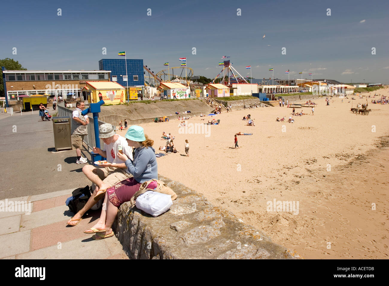 Wales Glamorgan Porthcawl Menschen auf der östlichen Promenade über Sandy Bay Beach und Strand Coney Kirmes Stockfoto