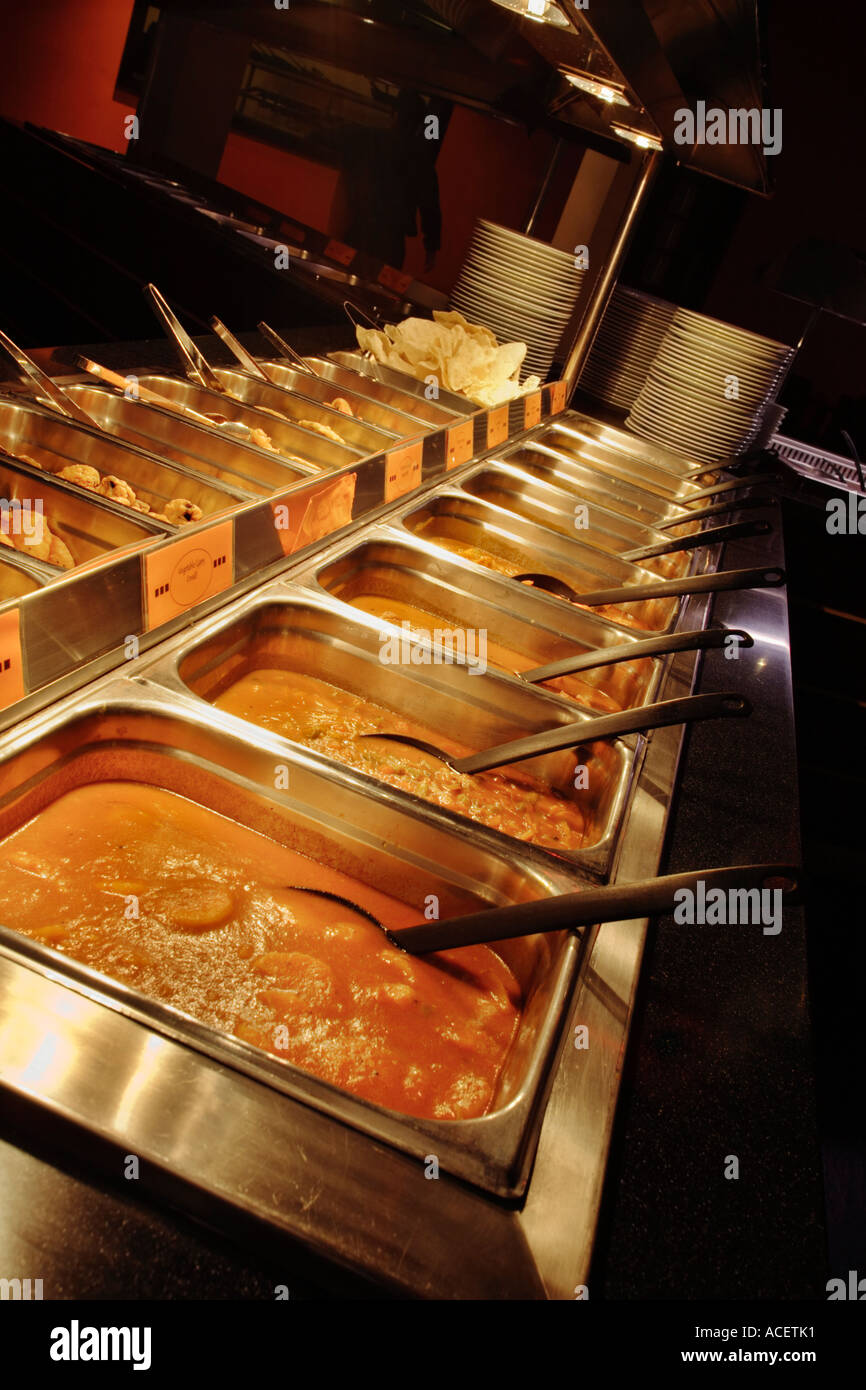 Indisches Restaurant curry uk - Tabletts an eine Hilfe selbst buffet Stockfoto