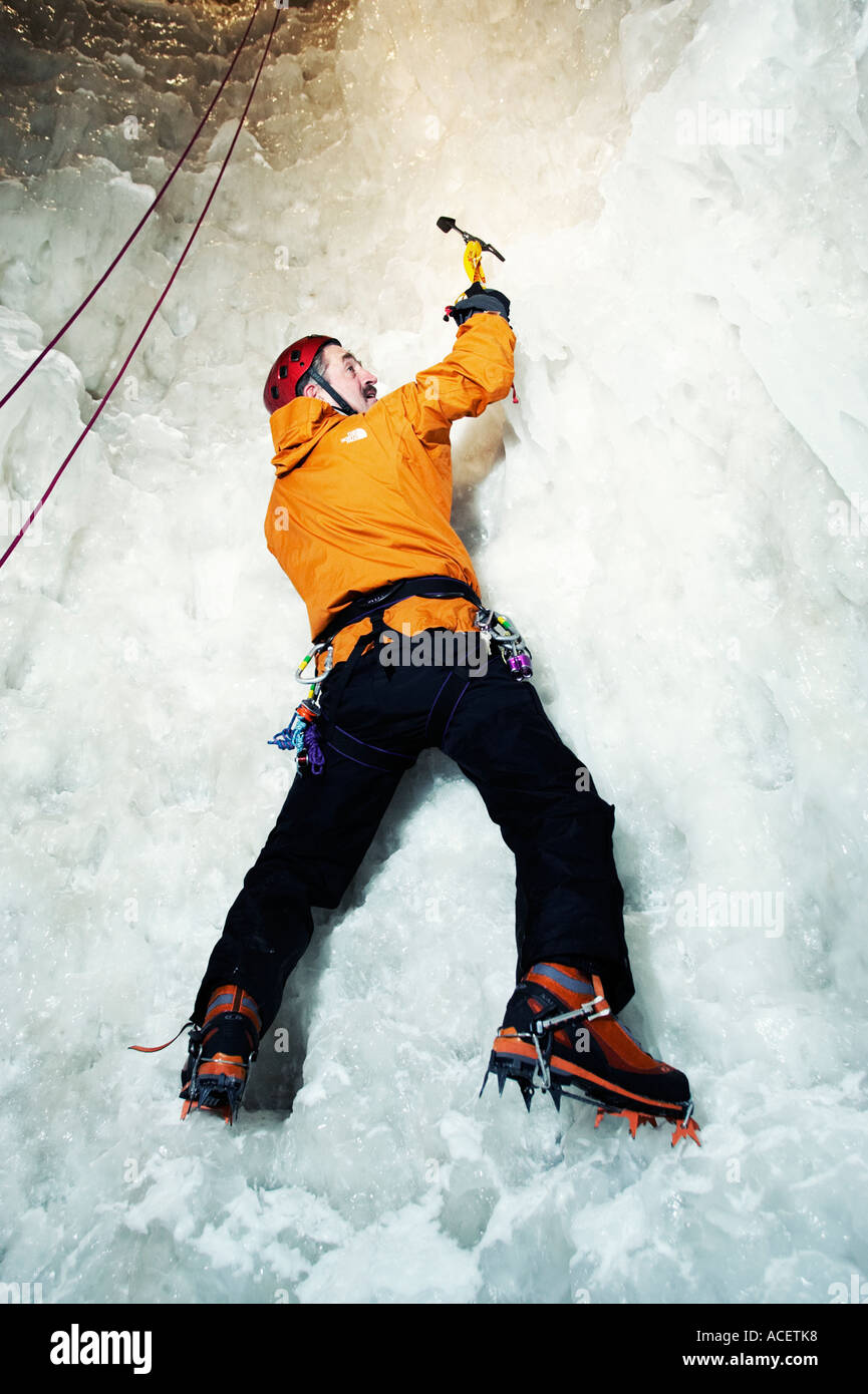 Eisklettern - männliche Bergsteiger auf indoor Eiswand, UK Stockfoto