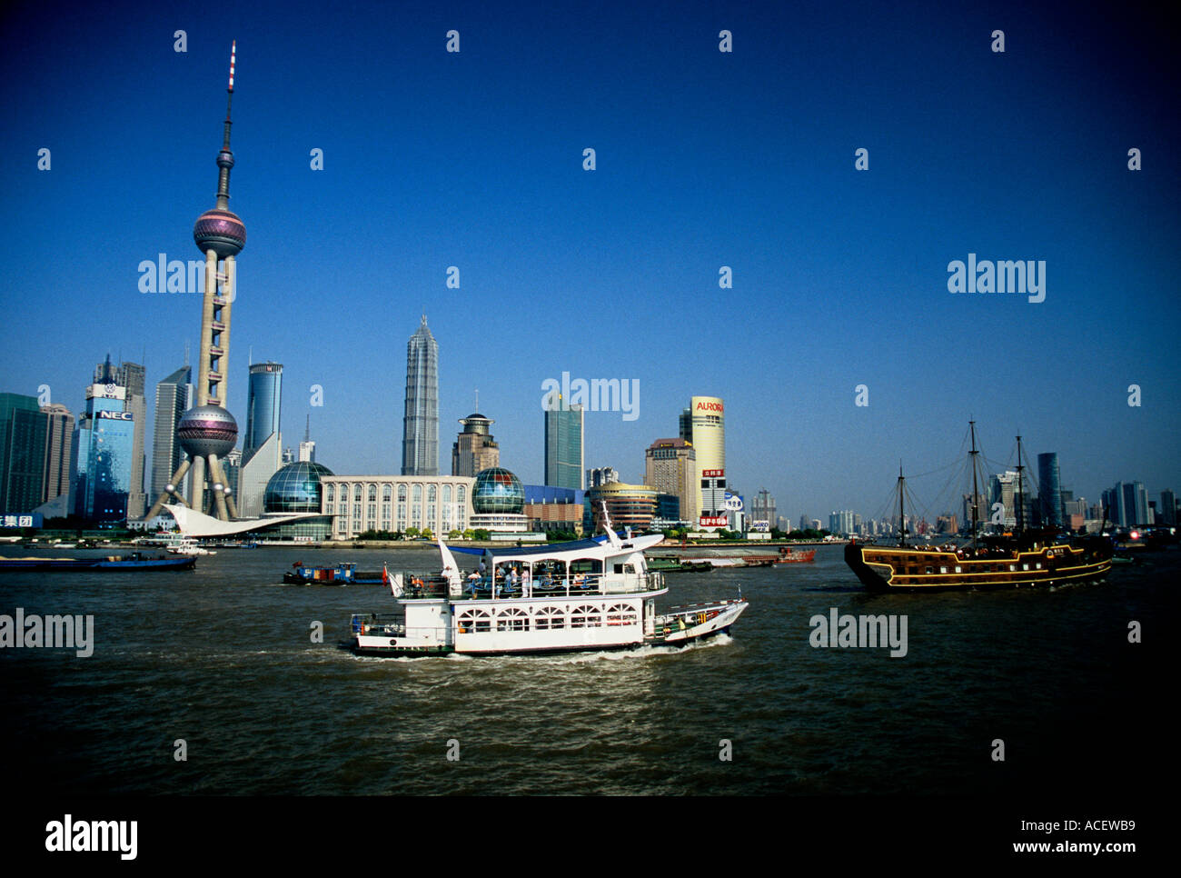 Shanghai China Pudong Huangpu-Fluss mit Touristenbooten Stockfoto