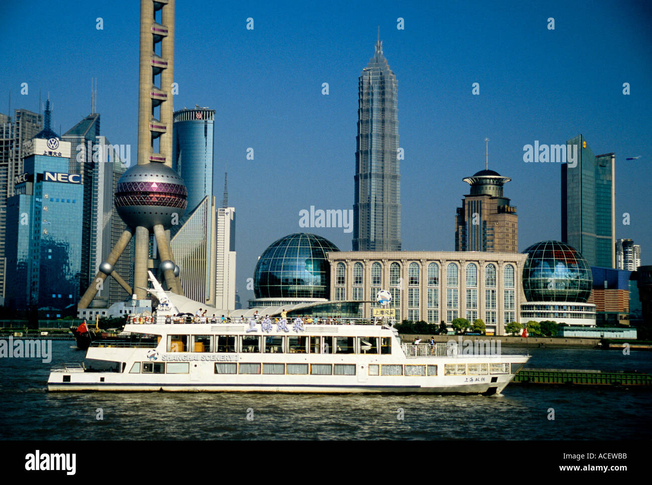 Shanghai China Touristenboot am Huangpu-Fluss mit Skyline von Pudong Stockfoto