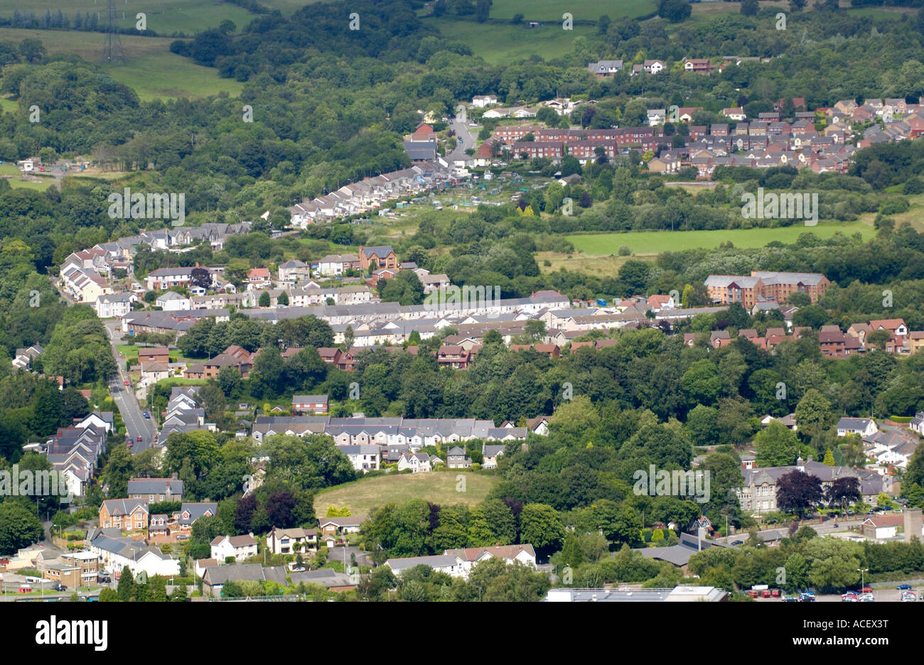 Blick über Häuser in Aberdare Rhondda Cynon Taff South Wales UK mit gemischten Bestand an traditionellen und modernen Häusern Stockfoto