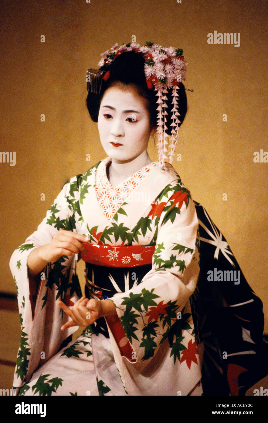 Kyoto-Japan Geisha tanzen auf der Bühne Gion Corner Stockfoto