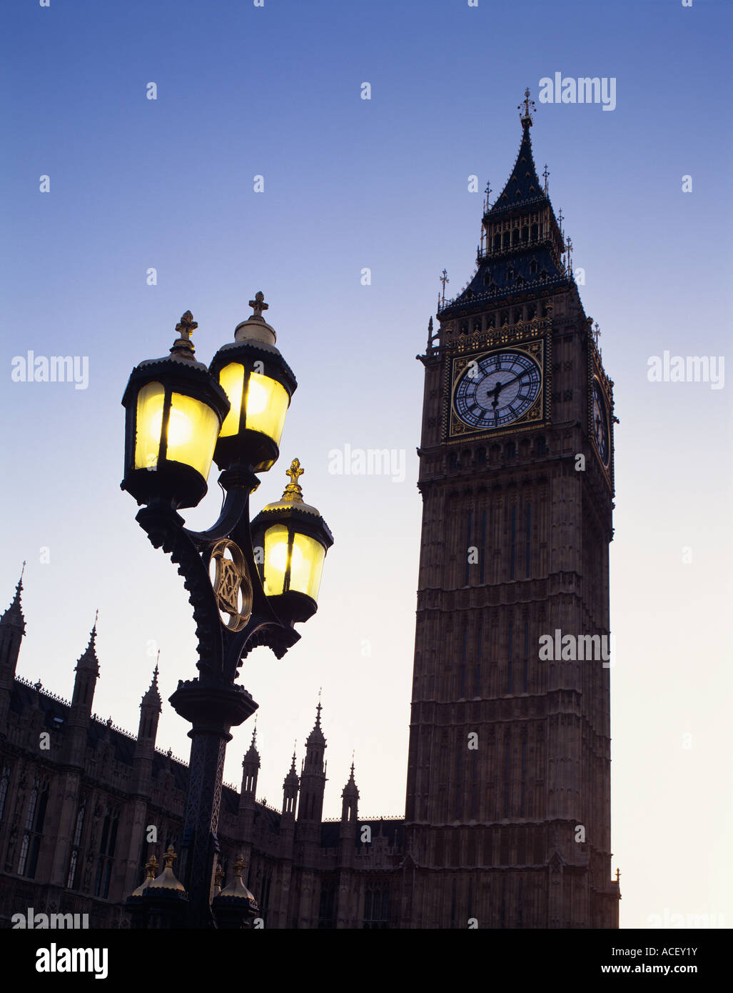 Gebäude-Uhr die Top Straßenlaternen Stockfoto