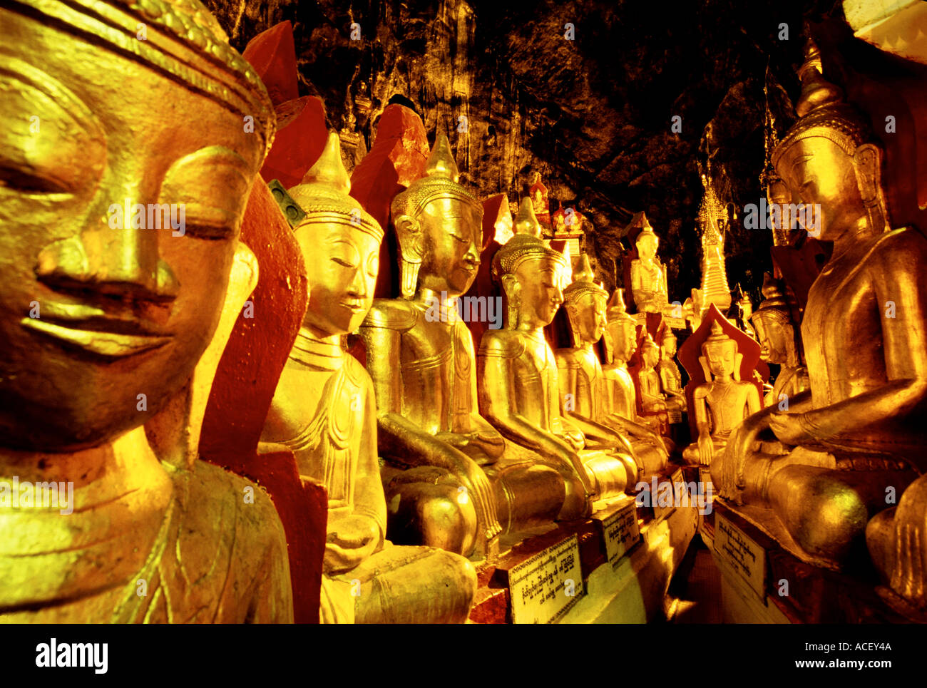 Pindaya Shan Staat Myanmar Burma einige der fast 9000 Buddha-Statuen in den Pindaya Höhlen Stockfoto