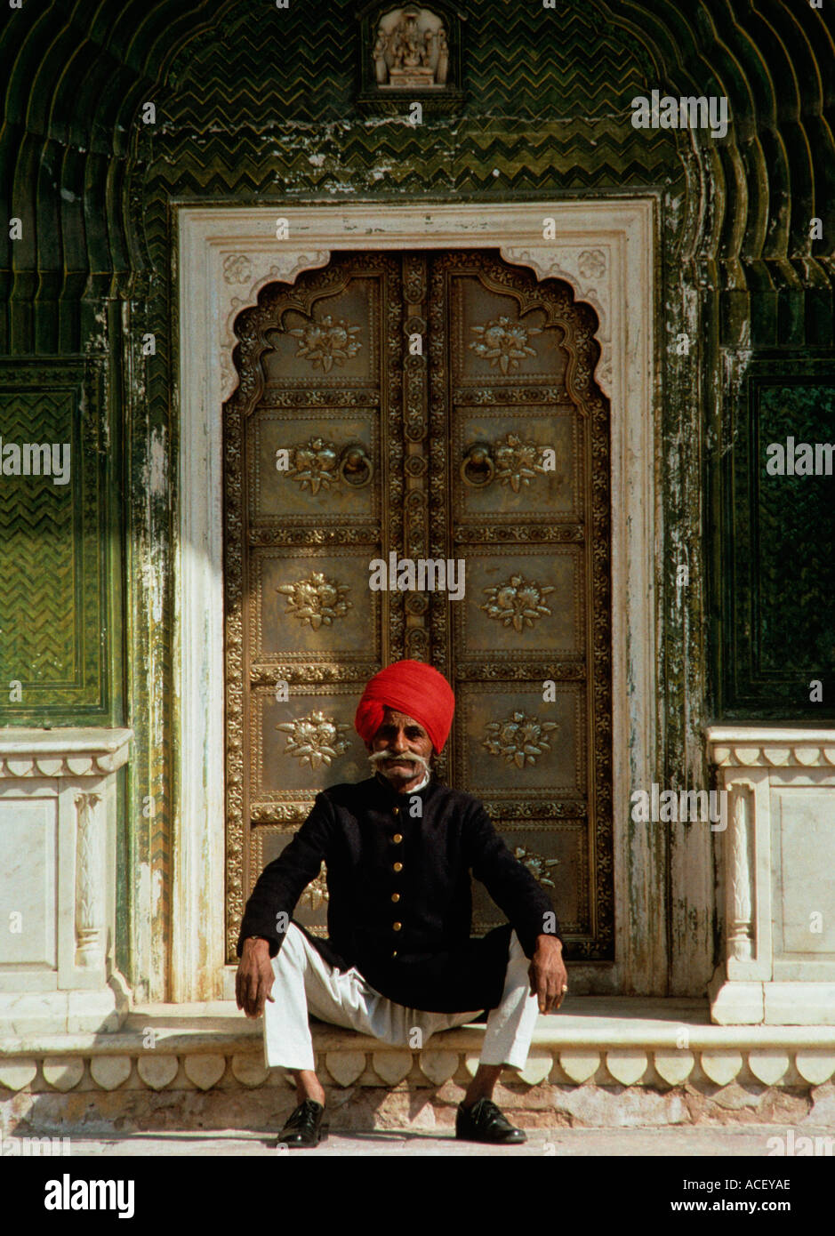 Indien Rajasthan Jaipur City Palace Royal Guard von reich verzierten Tür Stockfoto