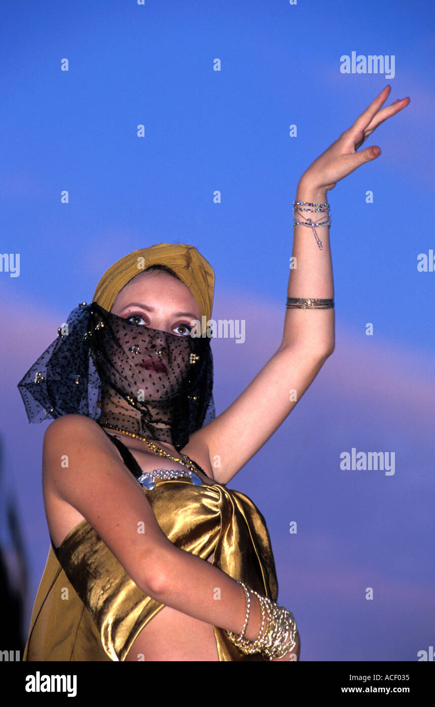 Junge Frau in Tracht beim Outdoor-Arts Festival in Tiflis (Tbilissi), Georgien, ehemaligen UdSSR tanzen. Stockfoto