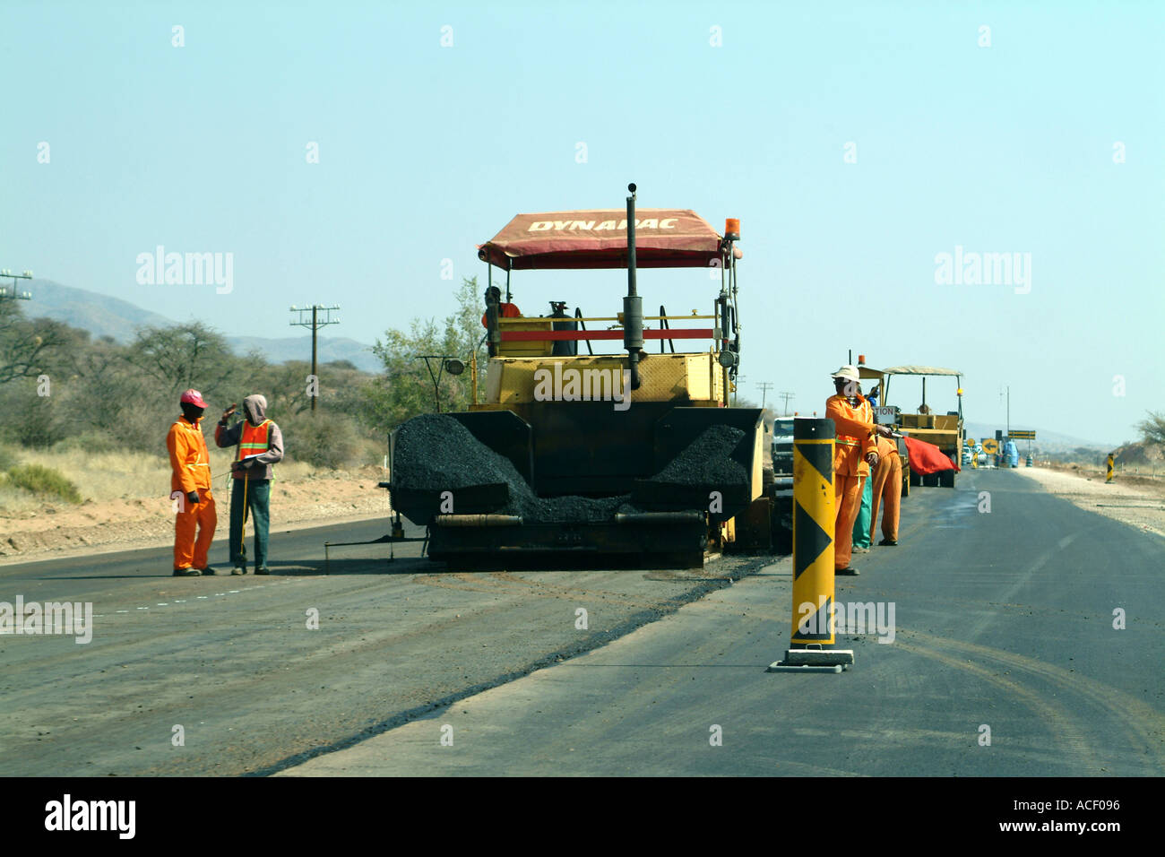 Straßenbau Fahrzeuge Trans Kalahari Highway Namibia Stockfoto