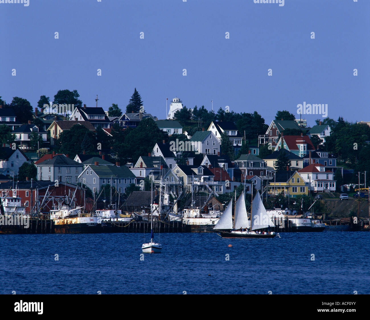 2 Segelboote im Wasser dorfhäuser in bg Stockfoto