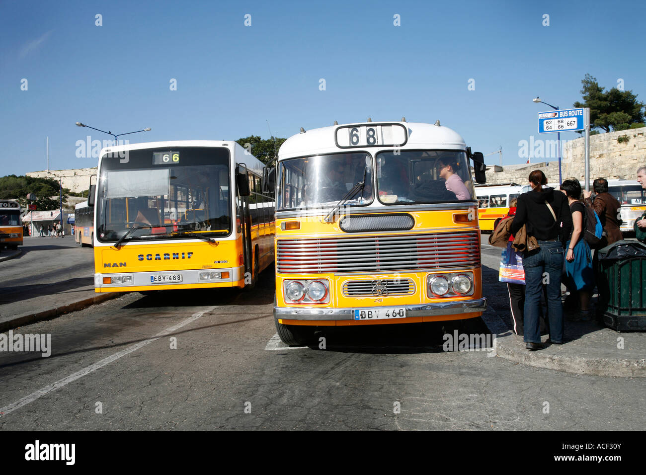 Gelber Bus im Busbahnhof Valletta, Malta Stockfoto