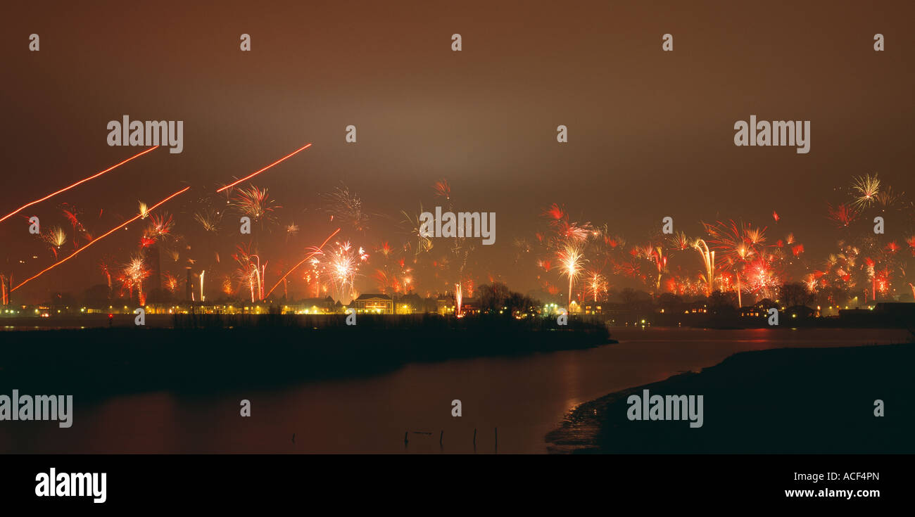Silvester 2006 - Feuerwerk in Zaltbommel in den Niederlanden. Über den Fluss Waal fotografiert. Stockfoto