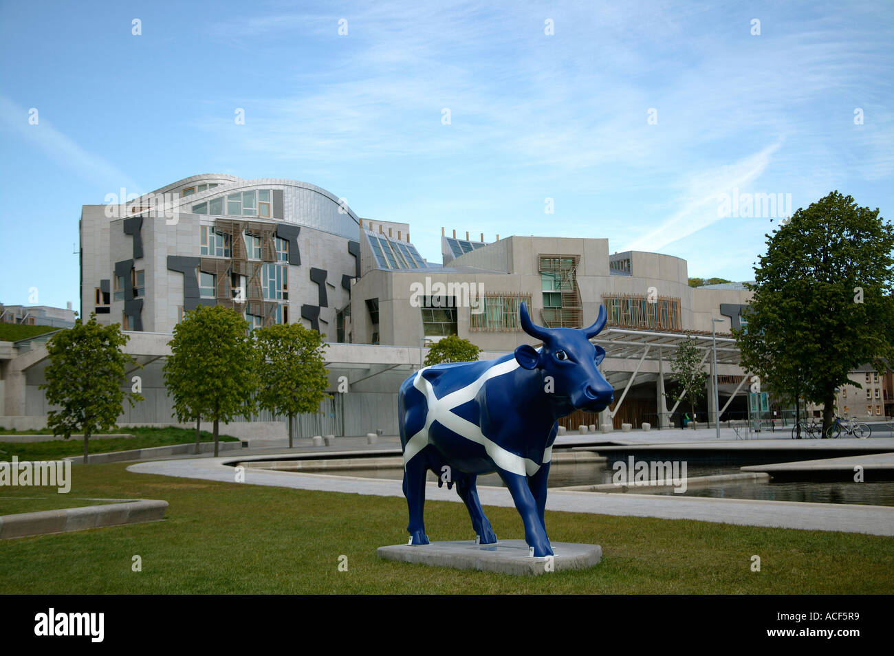 Bovine Kunstwerk aus Cow Parade 2006, Scottish Parliament, Holyrood, Edinburgh, Scotland UK Europe Stockfoto
