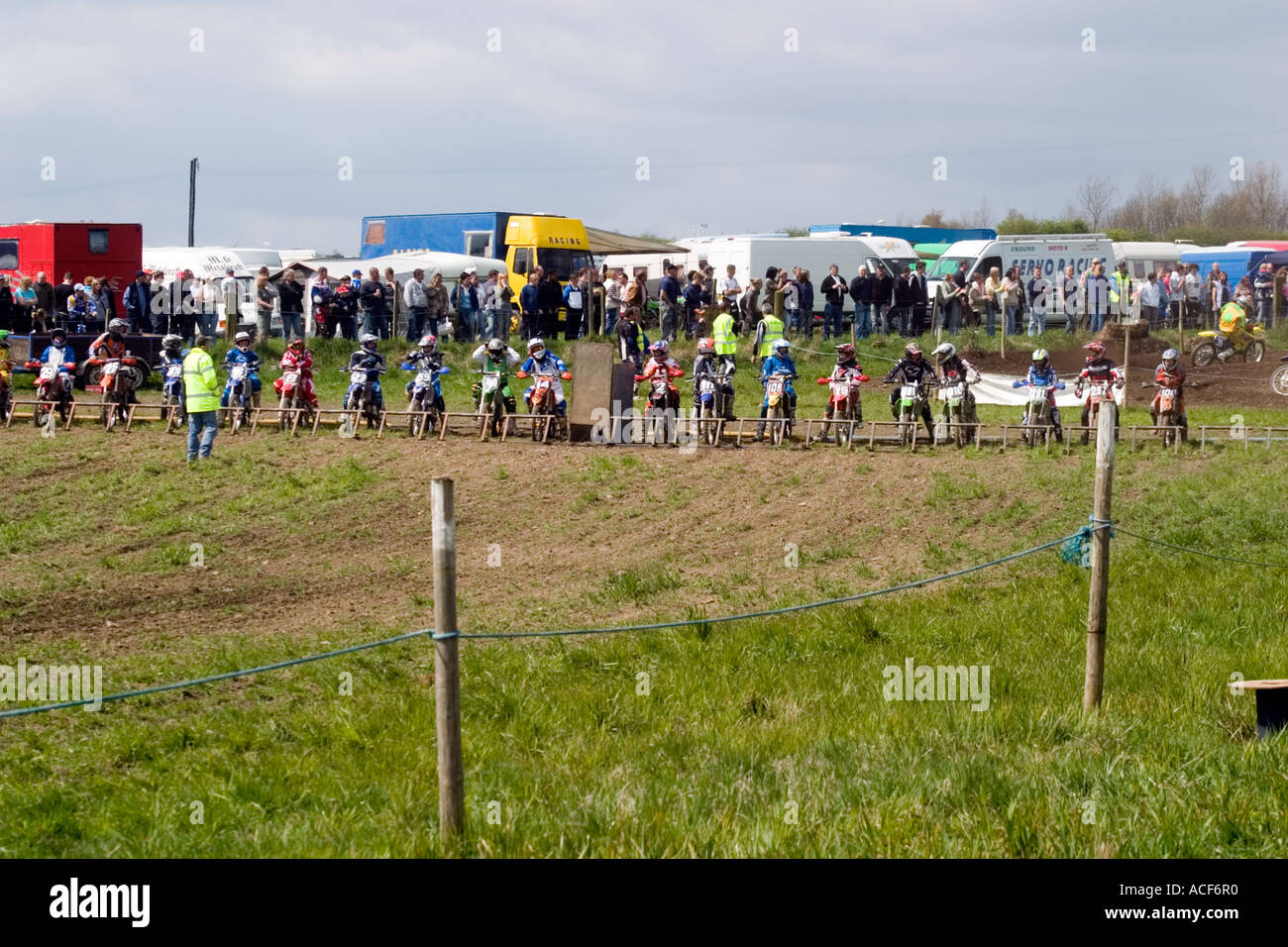Junge Fahrer am Start Schlange ein Motocross-Rennen starten Stockfoto