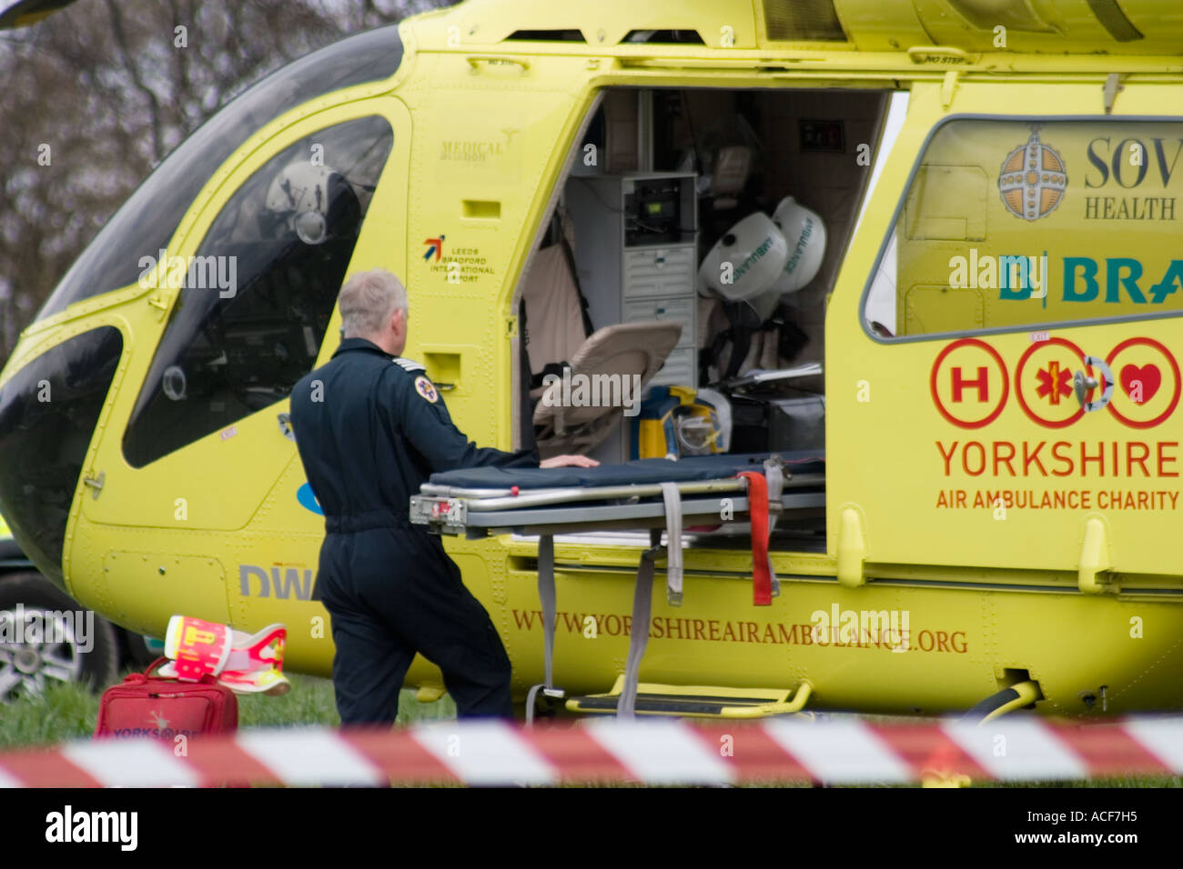 Luft-Krankenwagen Teilnahme an Motocross-Event Rettungssanitäter außerhalb mit Bahre Stockfoto