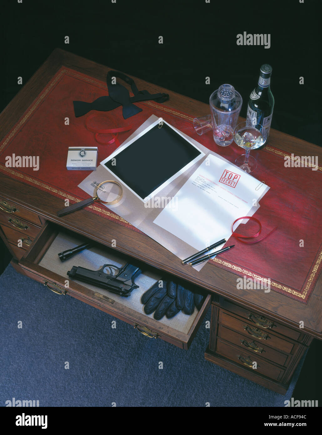 Secret Agent-Datei auf Schreibtisch, Pistole in der Schublade. Stockfoto
