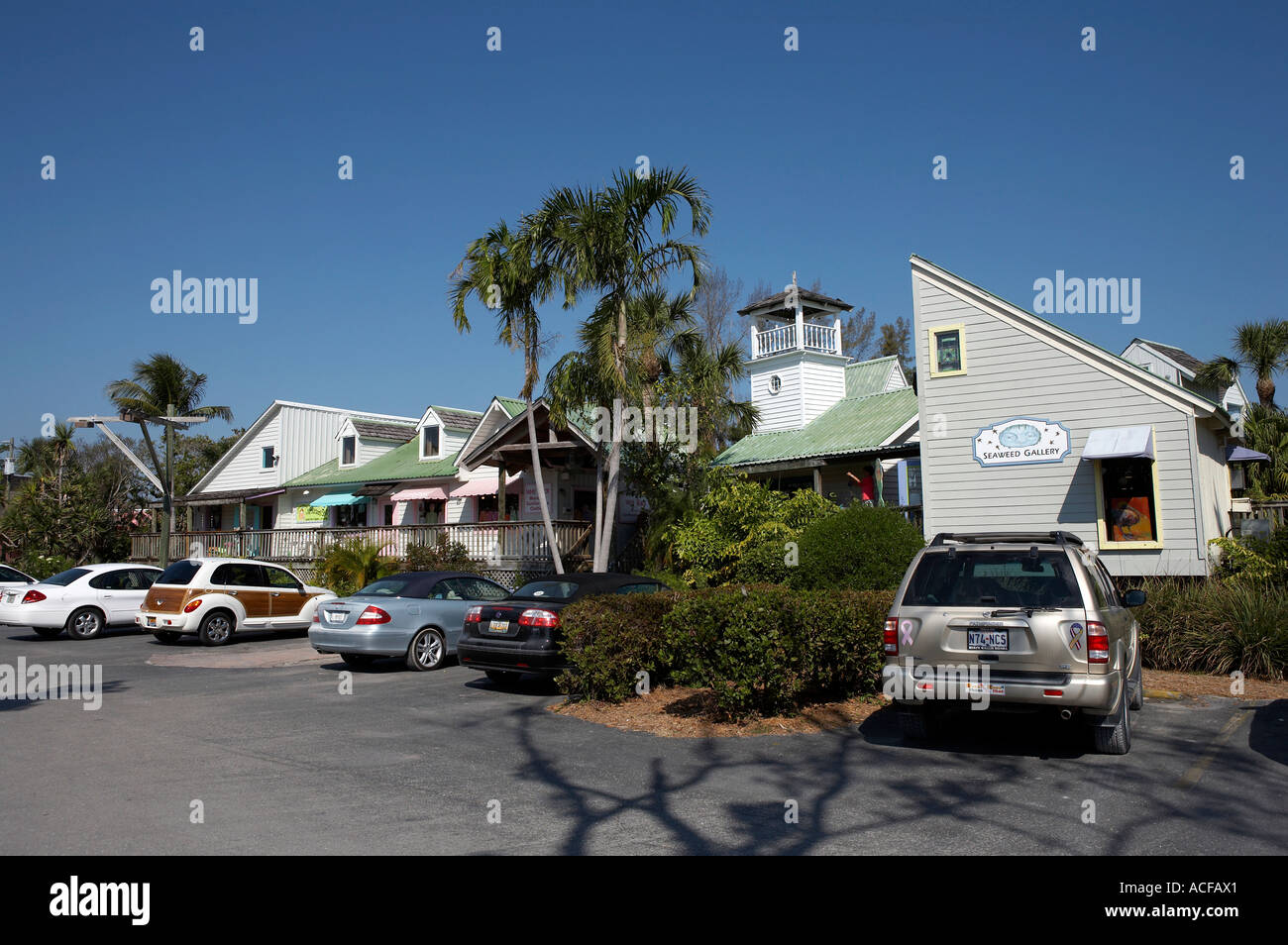 Das Dorf Einkaufszentrum typisches Beispiel für kleine Gruppen von speichert diese Linie Immergrün Weg Sanibel Island Florida usa Stockfoto