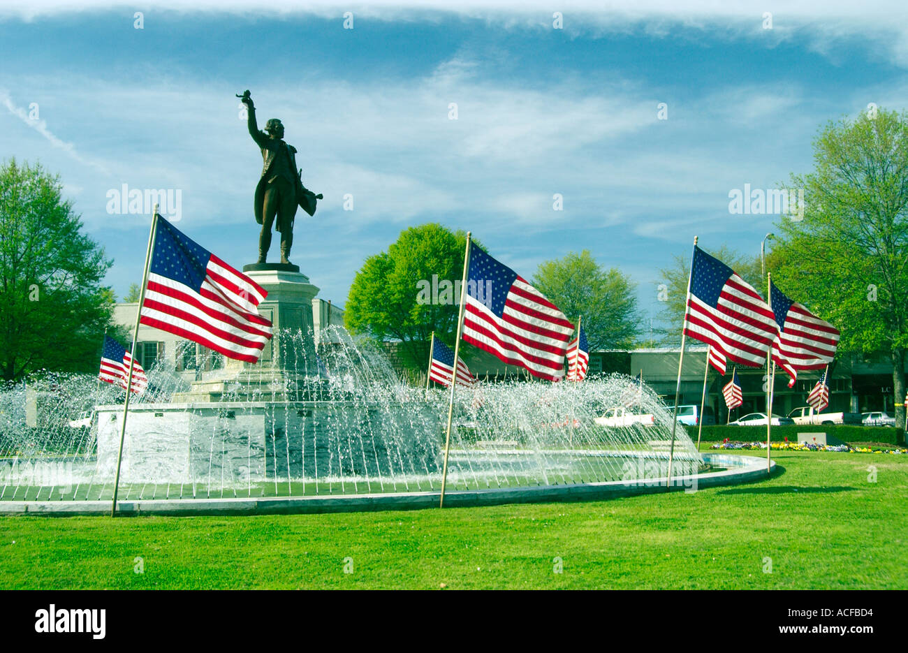 Ein kleiner Park mit amerikanischen Flaggen zur Unterstützung der U.S. Truppen in La Grange, Georgia, USA Stockfoto