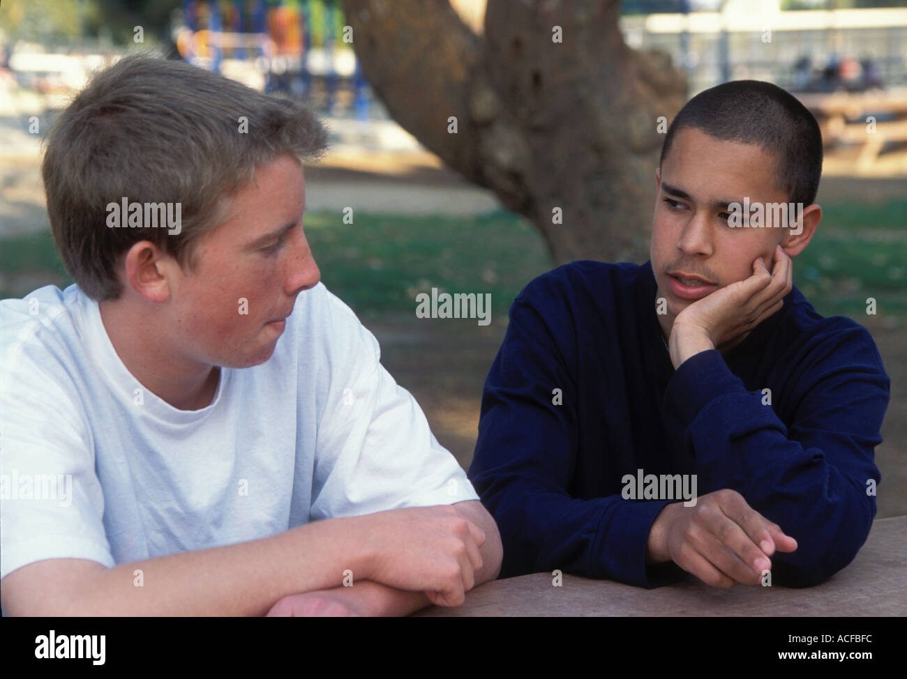 Jungs im Teenageralter sprechen 15 Jahre im Park im freien Stockfoto