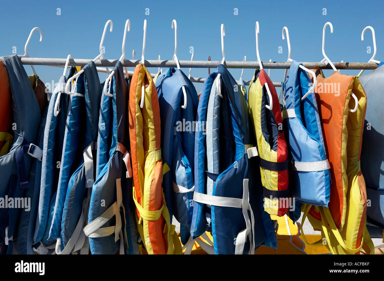 Auftrieb-Jacken auf einer Schiene, verwendet bei der Anmietung eines Jet-Ski Captiva Island in Florida Amerika Vereinigte Staaten usa Stockfoto