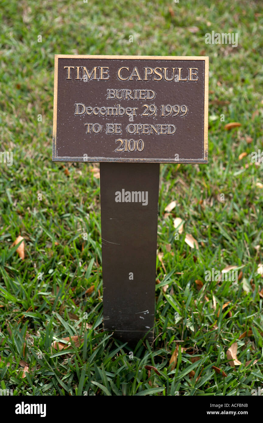Melden Sie Kennzeichnung der Stelle, wo eine Zeitkapsel vor dem Rathaus in Venice, Florida Amerika Vereinigte Staaten Usa begraben wurde Stockfoto