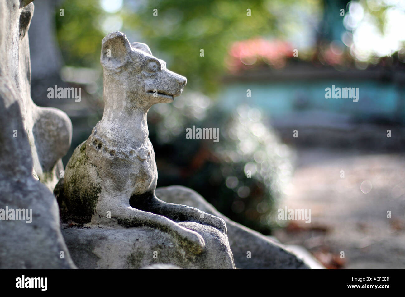 Verwitterte Steinstatue, die ein Haustiergrab auf dem Cimetière des Chiens markiert, dem historischen Hundefriedhof in Paris, Frankreich. Stockfoto