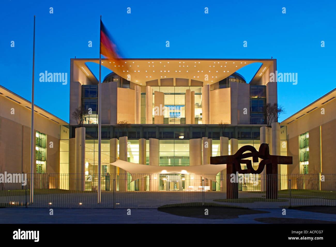 Das Kanzleramt Berlin Sitz der Deutschland Bundeskanzlers Lordkanzler Berlin Deutschland Europa Architektur von Axel Schultes und Char Stockfoto