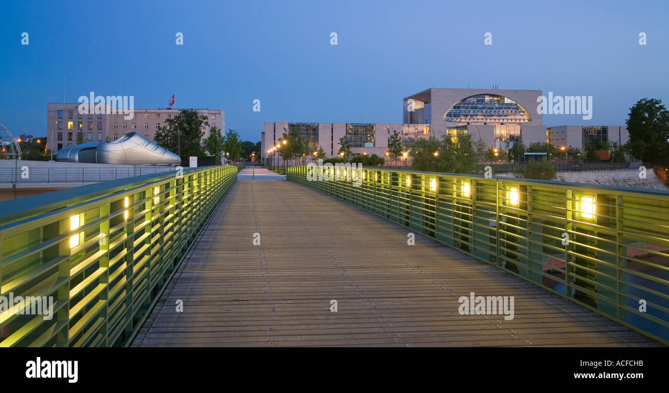 Berlin Zentrum Gustav Heinemann Brücke über der Spree zwischen neuen Bundeskanzleramt und Lehrter Bahnhof Stockfoto