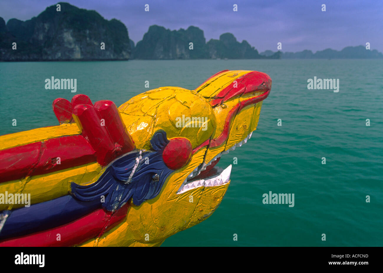 Bunte hölzerne Galionsfigur VNM Vietnam Halong-Bucht Stockfoto